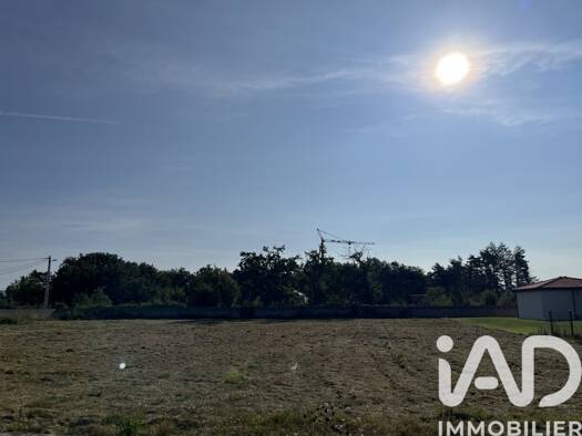 Terrain constructible viabilisé à vendre 96 000 € 1 405 m² de terrain Orléat 63190