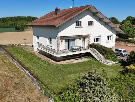 Maison à vendre 275 000 € 9 pièces 5 chambres 221 m² 1 134 m² de terrain Montrevel-en-Bresse 01340