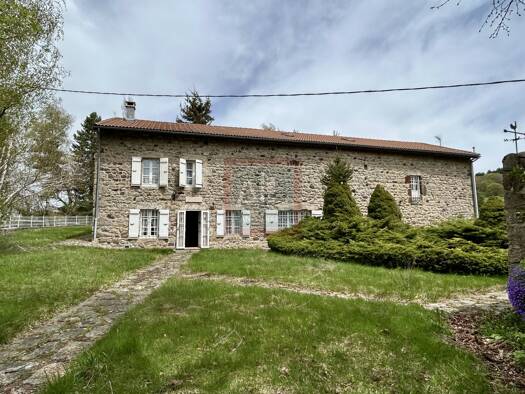 Ferme à vendre 299 000 € 6 pièces 4 chambres 295 m² 7 167 m² de terrain St Alban en Montagne 07590