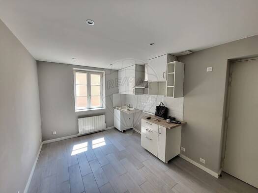 Appartement à louer 642 € 3 pièces 2 chambres 49 m² RDC Villefranche-sur-Saône 69400