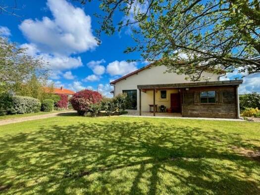 Maison de plain-pied à vendre 225 000 € 7 pièces 4 chambres 185 m² 2 273 m² de terrain Airvault 79600