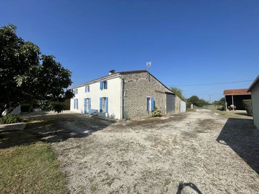 Maison à vendre 286 200 € 4 pièces 2 chambres 92 m² 11 580 m² de terrain Semussac 17120