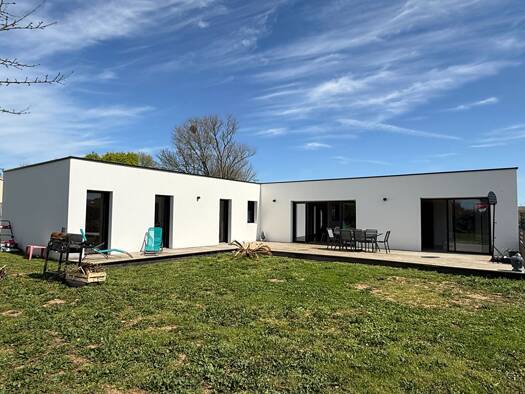 Maison de plain-pied à vendre 332 325 € 6 pièces 4 chambres 141,22 m² 921 m² de terrain Surgères 17700