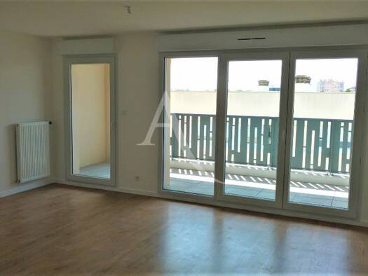 Appartement à louer 760 € 3 pièces 2 chambres 68 m² Étage 4/4 Pentagone La Roche-sur-Yon 85000