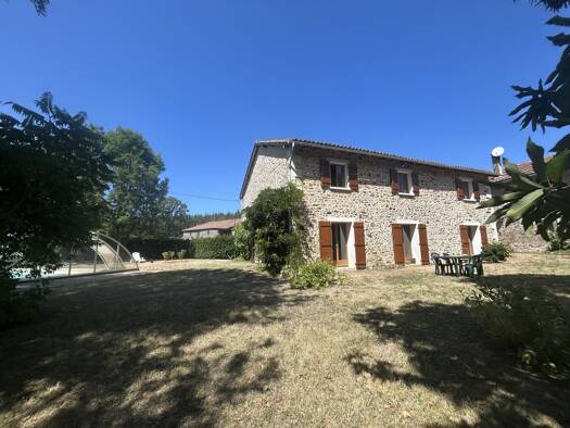 Maison à vendre 264 160 € 6 pièces 5 chambres 232 m² 2 800 m² de terrain Le Lindois 16310