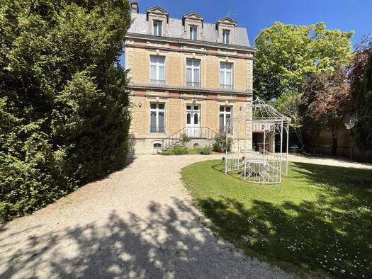 Maison à vendre 900 000 € 9 pièces 6 chambres 251,9 m² 1 716 m² de terrain Cathédrale Troyes 10000