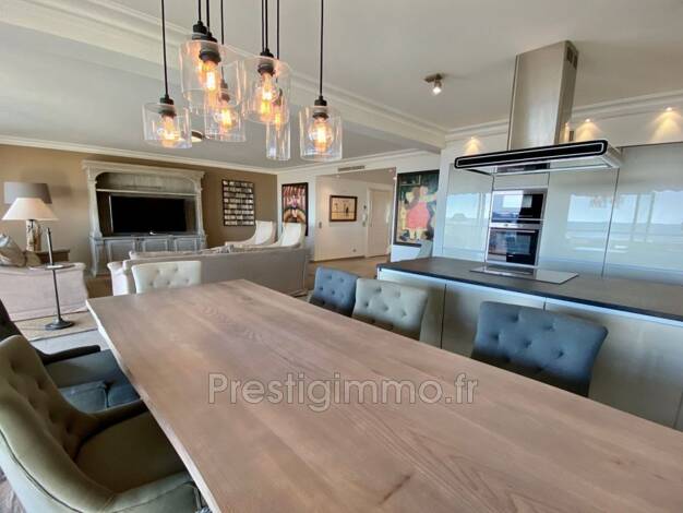 Appartement à louer 3 900 € 3 pièces 2 chambres 100 m² Étage 7/8 Cannes 06400