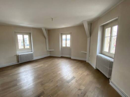 Appartement à louer 1 210 € 5 pièces 3 chambres 121 m² Étage 3/3 Dijon 21000