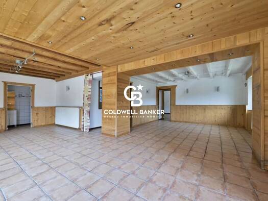 Restaurant à vendre 230 000 € 155 m² d'espace de restauration Magland 74300