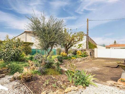 Maison à vendre 174 371 € 8 pièces 3 chambres 167 m² 442 m² de terrain Pont-l'Abbé-d'Arnoult 17250