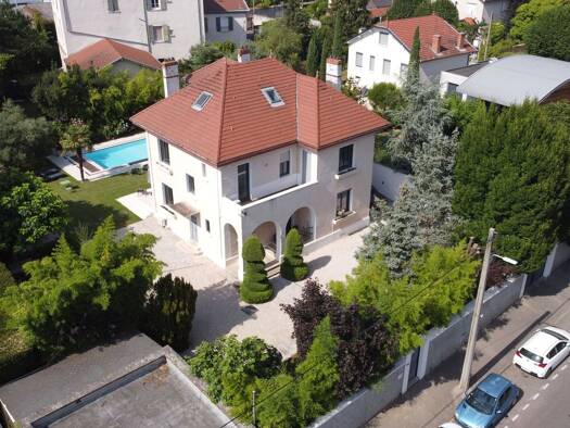 Maison à vendre - Première occupation 1 490 000 € 7 pièces 4 chambres 324 m² 1 353 m² de terrain Bron Centre-Le Rafour Bron 69500