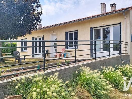 Maison de plain-pied à vendre 154 000 € 5 pièces 3 chambres 98 m² 777 m² de terrain Réaux sur Trèfle 17500
