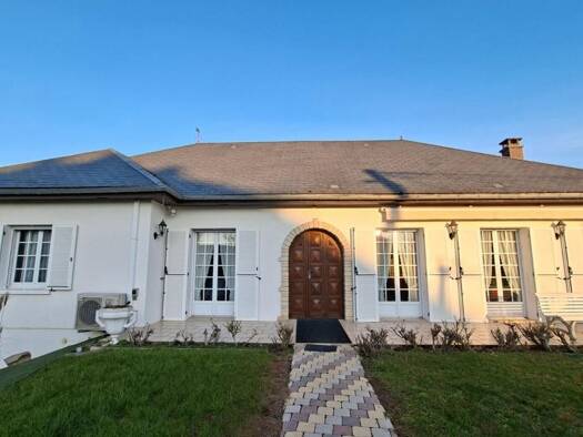 Maison de plain-pied à vendre 494 000 € 7 pièces 5 chambres 214 m² Centre Ouest Saint-Julien-les-Villas 10800