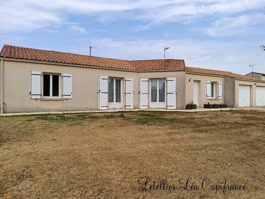 Maison à vendre 258 900 € 7 pièces 4 chambres 133 m² 1 877 m² de terrain Saint-Gelais 79410