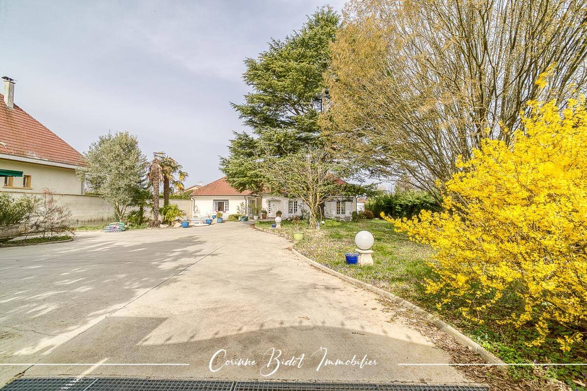 Maison à vendre, 320m², SAINT PIERRE DE CHANDIEU