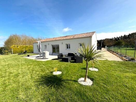 Maison de plain-pied à vendre - neuf 246 000 € 5 pièces 3 chambres 112 m² 1 220 m² de terrain Vervant 17400