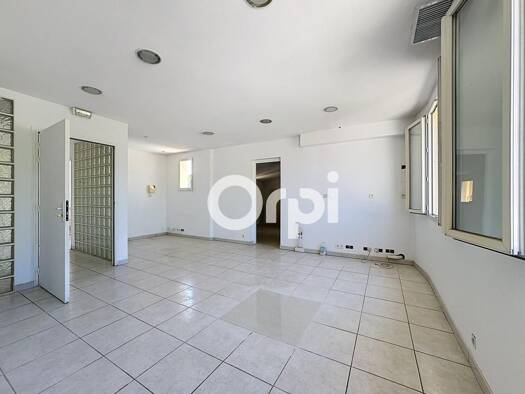 Local commercial à vendre 199 500 € 53 m² de surface de vente Village Roquebrune-sur-Argens 83520