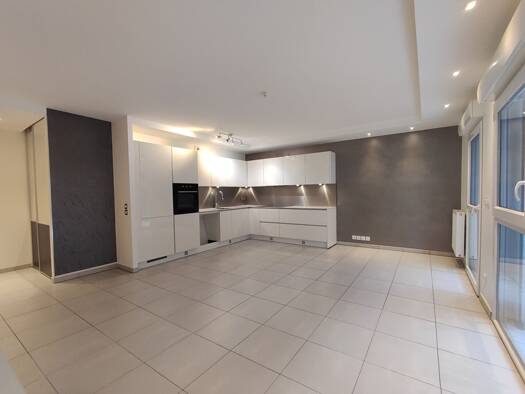 Appartement à louer 1 820 € 4 pièces 3 chambres 81 m² Vers 74160