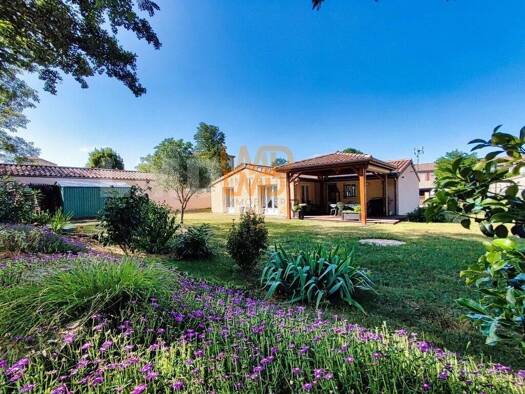 Maison de plain-pied à vendre 254 000 € 4 pièces 3 chambres 108 m² 571 m² de terrain Aubenas 07200