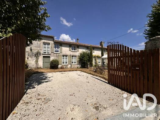 Maison à vendre 185 000 € 8 pièces 3 chambres 155 m² 1 940 m² de terrain Valdelaume 79110