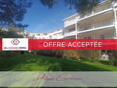 Appartement en viager occupé Bouquet 40 302 € 3 pièces 2 chambres 81,4 m² Étage 1/3 Le Chay-Les Gardes Royan 17200