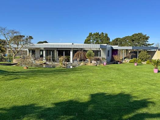 Maison de plain-pied à vendre 880 000 € 9 pièces 3 chambres 316 m² 3 069 m² de terrain Isles Lesneven 29260