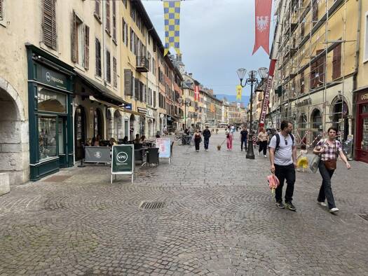 Appartement à louer 1 150 € 3 pièces 2 chambres 97 m² Étage 1/1 Chambéry 73000