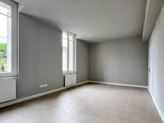 Appartement à louer 495 € 1 pièce 28 m² RDC/3 La Fenetre Saintes 17100