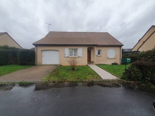 Maison de plain-pied à louer 820 € 4 pièces 3 chambres 92 m² 624 m² de terrain La Milesse 72650