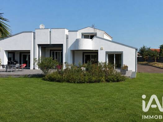 Maison à vendre 775 000 € 8 pièces 4 chambres 402 m² 12 391 m² de terrain Saint-Révérend 85220