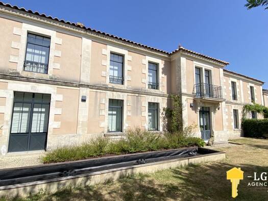 Villa à vendre 1 009 400 € 11 pièces 6 chambres 530 m² 2 200 m² de terrain Brie-sous-Mortagne 17120
