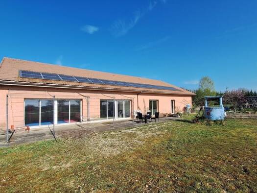 Maison de plain-pied à vendre 265 000 € 8 pièces 7 chambres 282 m² 8 518 m² de terrain Saint-Trivier-de-Courtes 01560