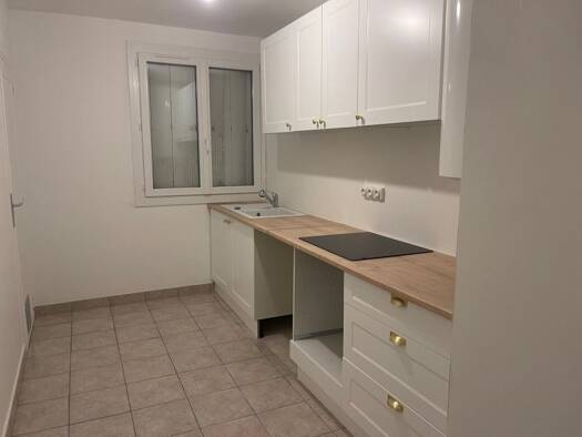 Appartement à louer 695 € 3 pièces 2 chambres 64 m² RDC/4 St Julien les Villas 10800