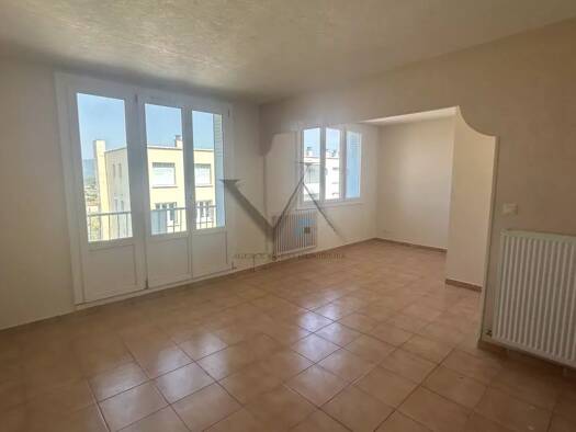 Appartement à louer 765 € 4 pièces 2 chambres 66 m² Étage 4/4 Les Blaches-Les Champs Montélimar 26200