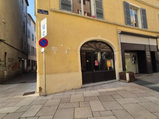 Local commercial à louer 700 € 44 m² de surface de vente Mâcon 71000