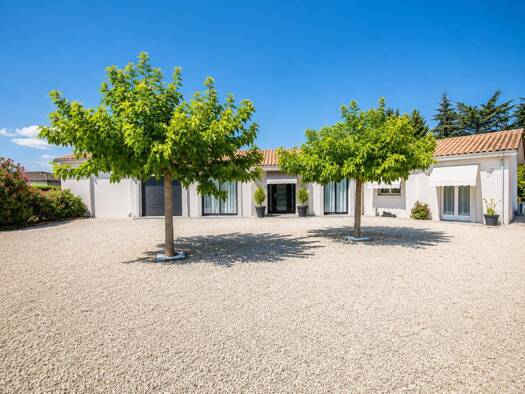 Maison de plain-pied à vendre 498 000 € 8 pièces 4 chambres 177 m² 1 812 m² de terrain Saint-Laurent-des-Vignes 24100
