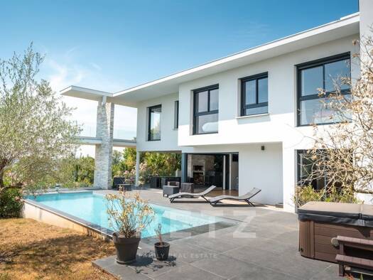 Maison à vendre 1 130 000 € 8 pièces 5 chambres 240 m² 1 650 m² de terrain Coublevie 38500
