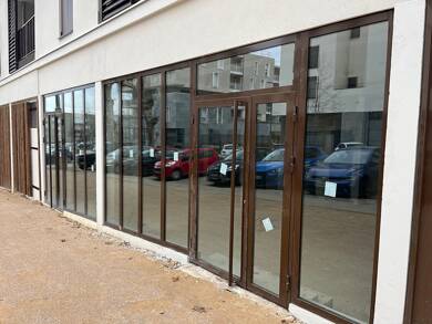 Local commercial à louer 1 402 € 94 m² de surface de vente Sathonay Camp 69580