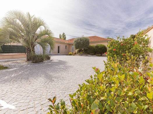 Maison de plain-pied à vendre 442 260 € 6 pièces 3 chambres 171 m² 1 372 m² de terrain Orleix 65800