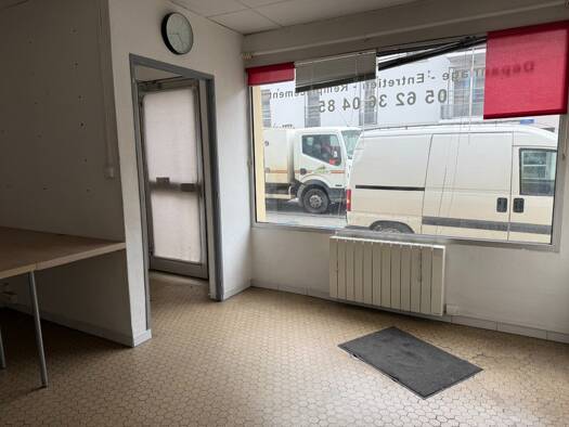 Local d'activités à vendre 77 700 € 100 m² d'espace de stockage Séméac 65600