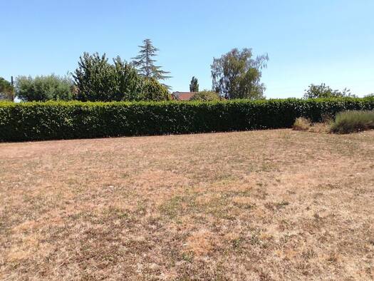 Terrain constructible à vendre 121 900 € 880 m² de terrain La Fenetre Saintes 17100