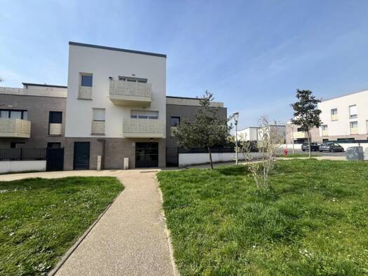 Appartement à louer 969 € 3 pièces 2 chambres 64 m² 1er étage Bruyères-le-Châtel 91680