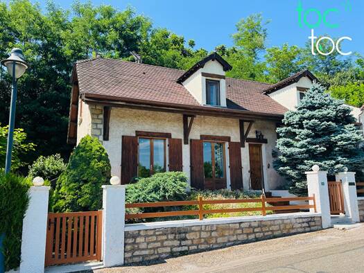 Maison à vendre 209 000 € 7 pièces 4 chambres 166 m² 588 m² de terrain Choisey 39100