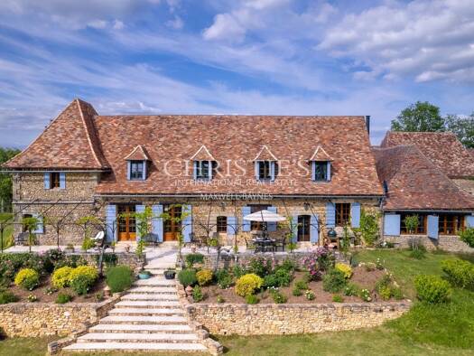 Maison à vendre 2 999 999 € 14 pièces 6 chambres 736 m² 183 744 m² de terrain Saint-Cyprien 24220