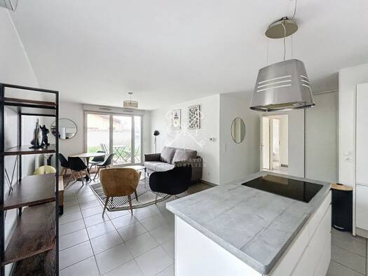 Appartement à louer 1 159 € 3 pièces 2 chambres 66,7 m² RDC Centre Ville Saint-Priest 69800