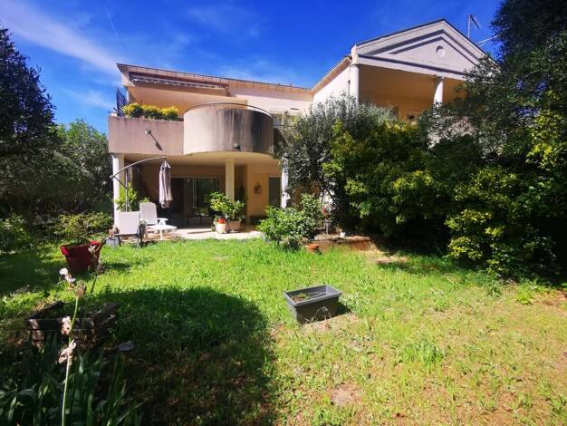 Appartement à louer 940 € 3 pièces 2 chambres 79 m² RDC Bellecroix-Pont d'Avignon Villeneuve-Lès-Avignon 30400