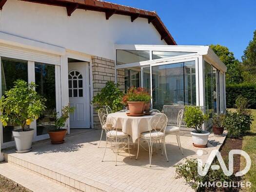 Maison de plain-pied à vendre 230 000 € 4 pièces 2 chambres 87 m² 2 000 m² de terrain Saint-Jean-d'Angle 17620