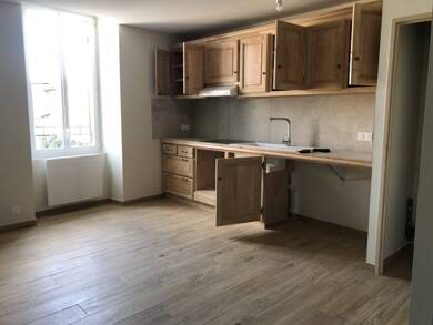 Appartement à louer 600 € 3 pièces 2 chambres 50 m² Étage 1/2 La Roche Chalais 24490