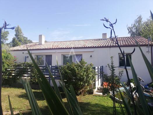 Maison de plain-pied à vendre 378 500 € 6 pièces 3 chambres 145 m² 759 m² de terrain Moutiers-les-Mauxfaits 85540