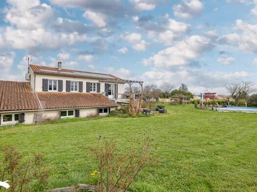 Maison à vendre 210 400 € 8 pièces 4 chambres 201 m² 2 062 m² de terrain Marignac 17800